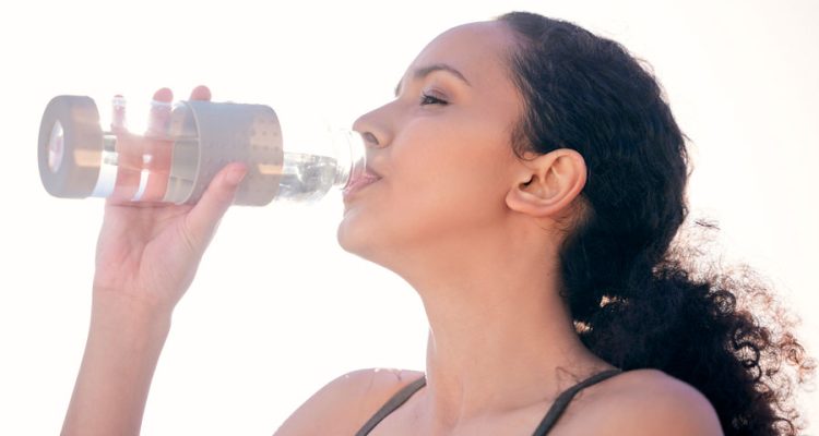 Mejora tu salud con el reto de hidratación diaria. Aprende cuánta agua tomar y cómo hacerlo más fácil y saludable.