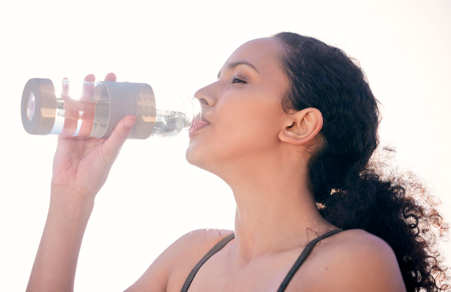 Mejora tu salud con el reto de hidratación diaria. Aprende cuánta agua tomar y cómo hacerlo más fácil y saludable.